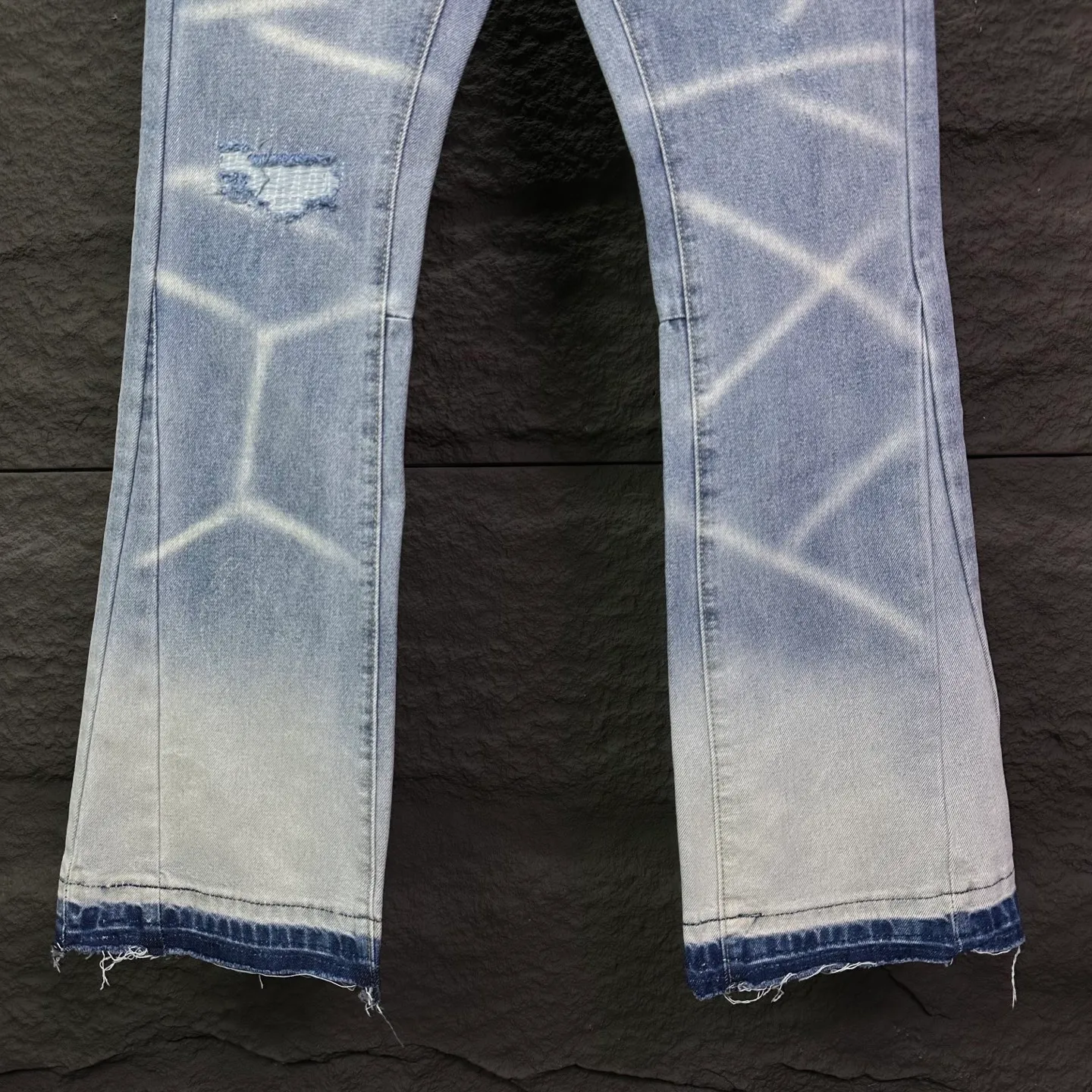 P240 GALLERY DEPT. 2026 New Colorful Skin Embroidered Letter Splicing Couple Style Washed Loose Bootcut Jeans 🔥High Version🔥High Version🔥 Top Ceiling Quality Styles with different washed textures are very friendly to people with thin legs and thick legs. The bootcut version is very flattering to the leg shape. Moderate length that never goes out of style, easy and casual to match, basic styling for various styles, a must-have in the wardrobe! The fabric is stiff but also makes the upper body soft without losing texture. The washing process is even more perfect. It is a must-have item for everyone! ! ! Washed wheat, hang tag, pants label, complete with three labels Color: light blue Size: 28, 30, 32, 34, 36 (five sizes)